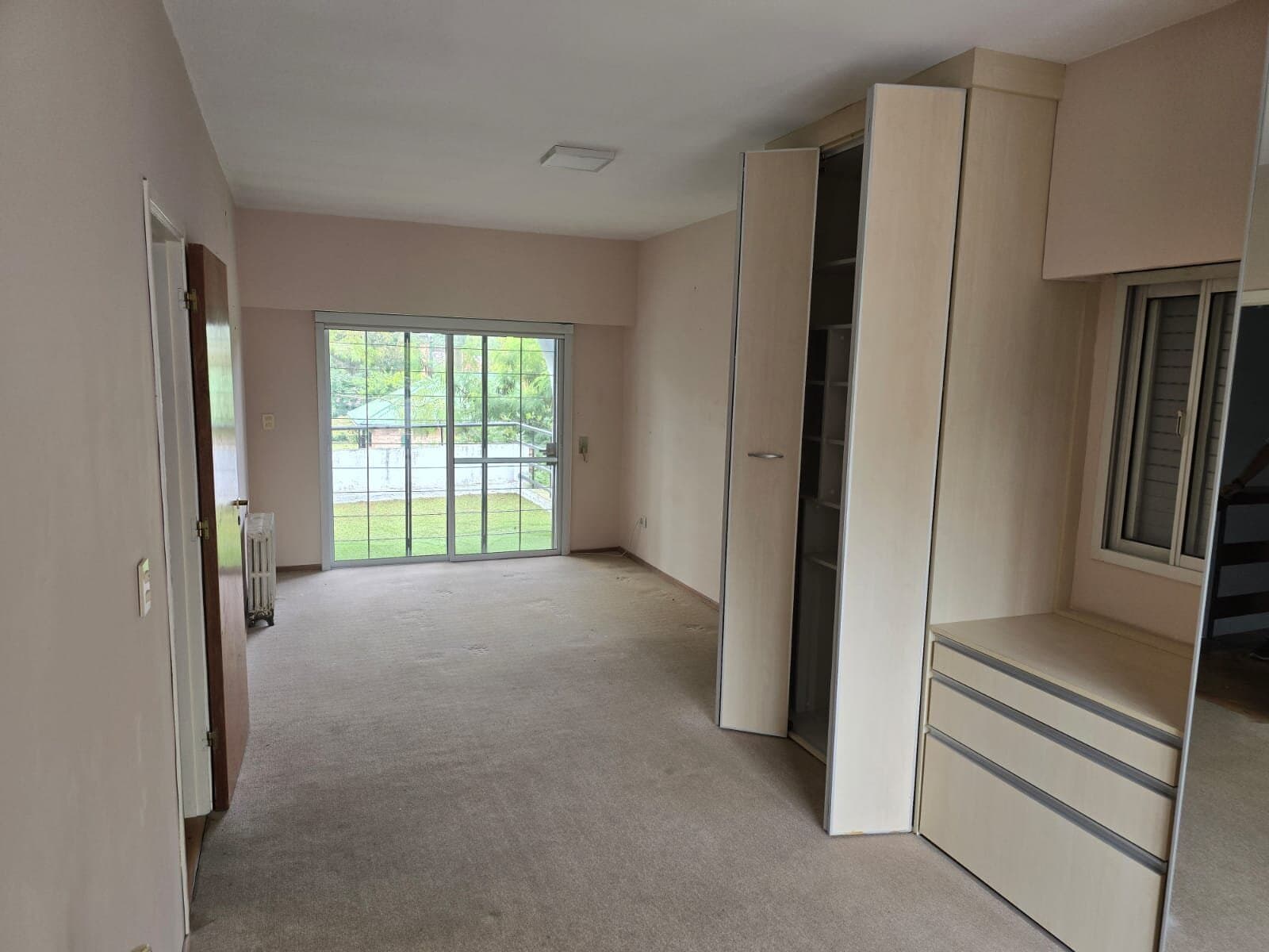Casa 3/4 dormitorios, amplio jardín, pileta. — foto 5