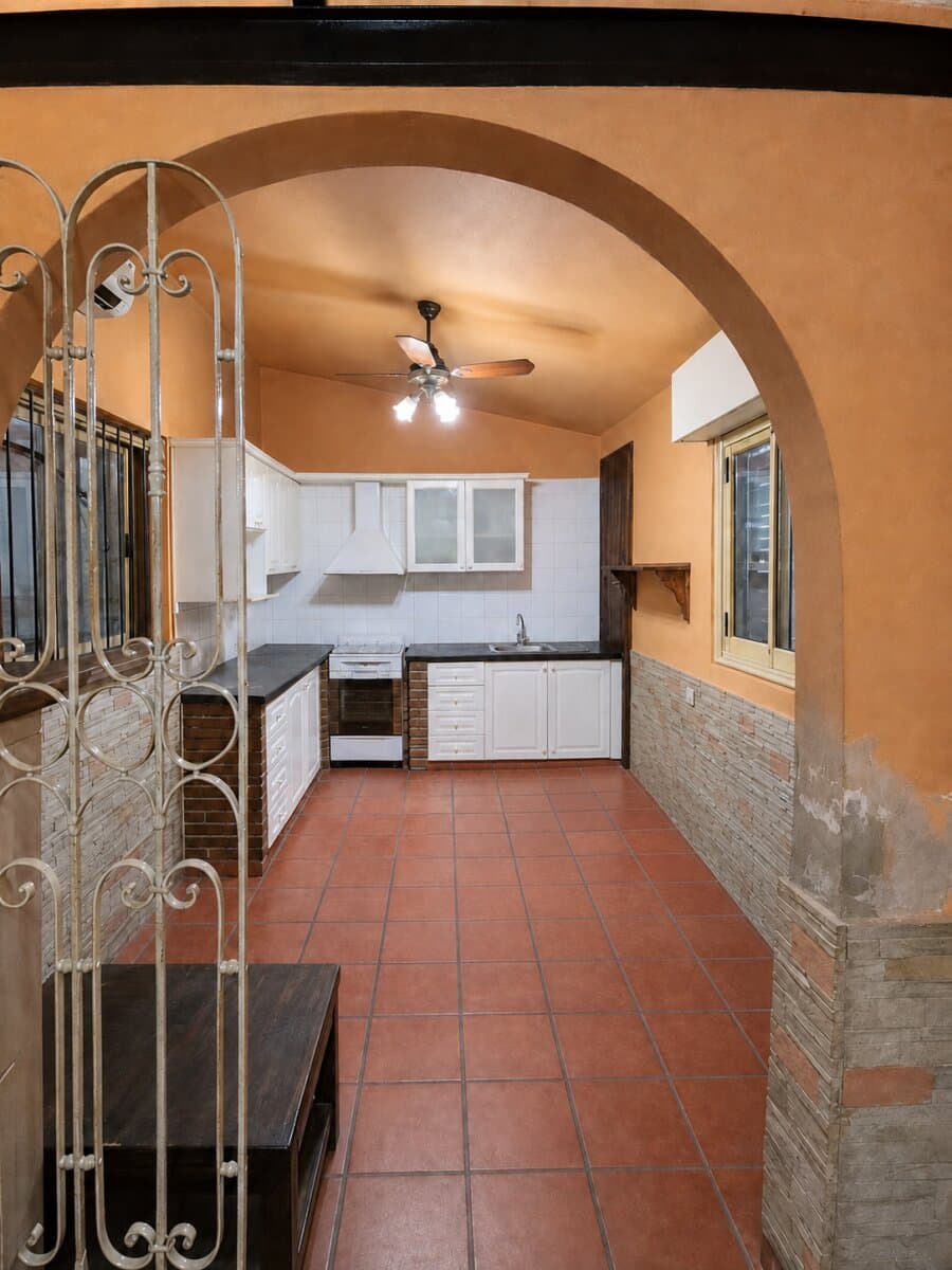 Casa de pasillo de 2 dormitorios, patio, parrillero y terraza — foto 1
