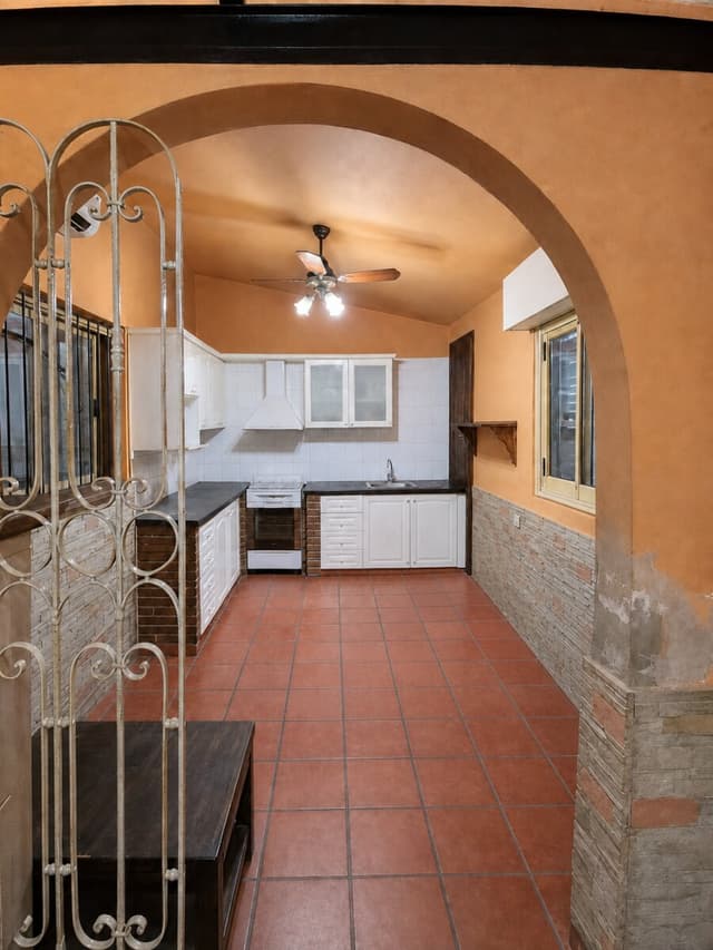 Casa de pasillo de 2 dormitorios, patio, parrillero y terraza