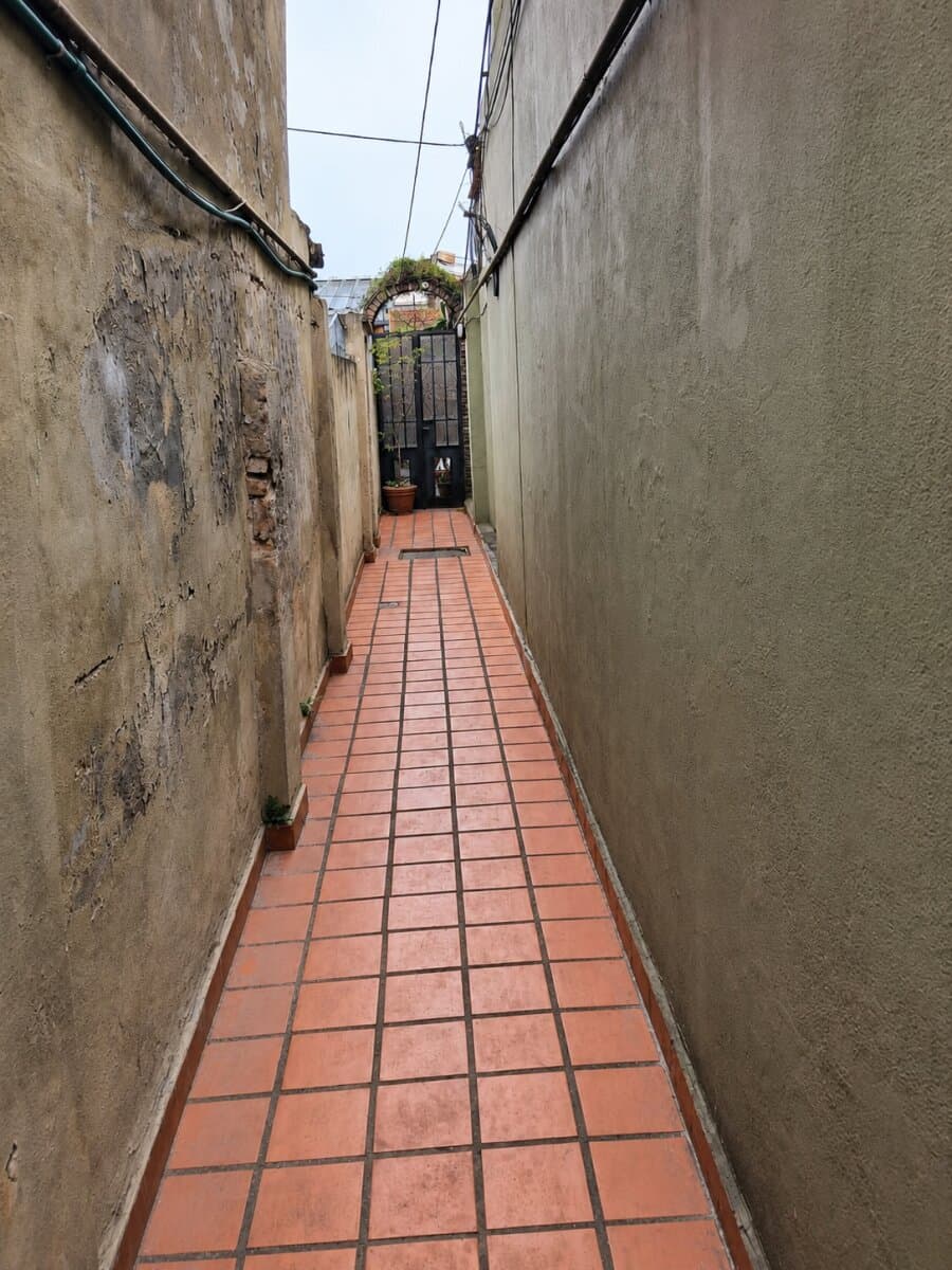 Casa de pasillo de 2 dormitorios, patio, parrillero y terraza — foto 7