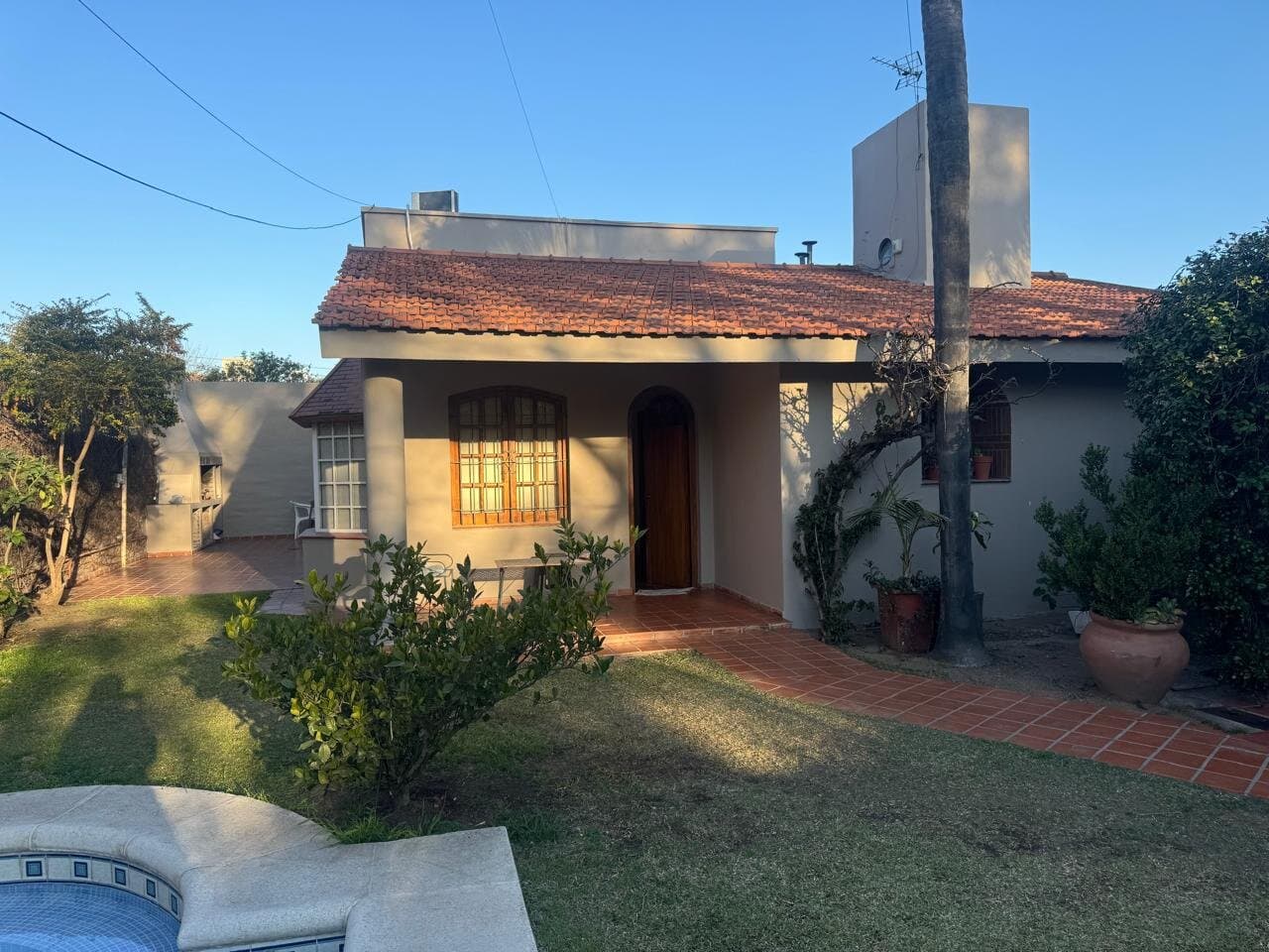 ALQUILA CASA 4 DORMÍ BARRIO URCA — foto 1