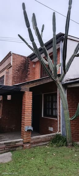 VENTA CASA PRINCIPAL 2 DORM 2BAÑOS + 1 DEPTO 2DORM/1BAÑO + 2DEPARTAMENTOS DE 1 DORM C/U C/PATIOS Y COCHERAS