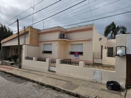 Casa 2 Dormitorios, estar, amplia cocina comedor y baño. Excelente ubicacion, todos los servicios.