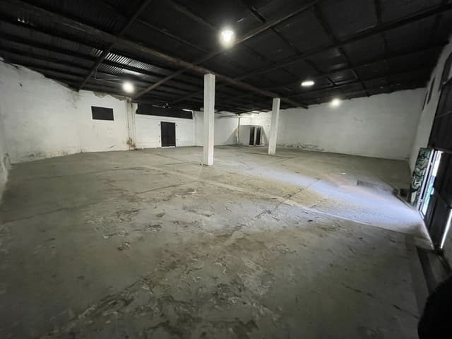 ALQUILER. SOBRE COSTANERA. 250 M2 CON 2 BAÑOS. LUZ TRIFASICA. 17 x 15 mt