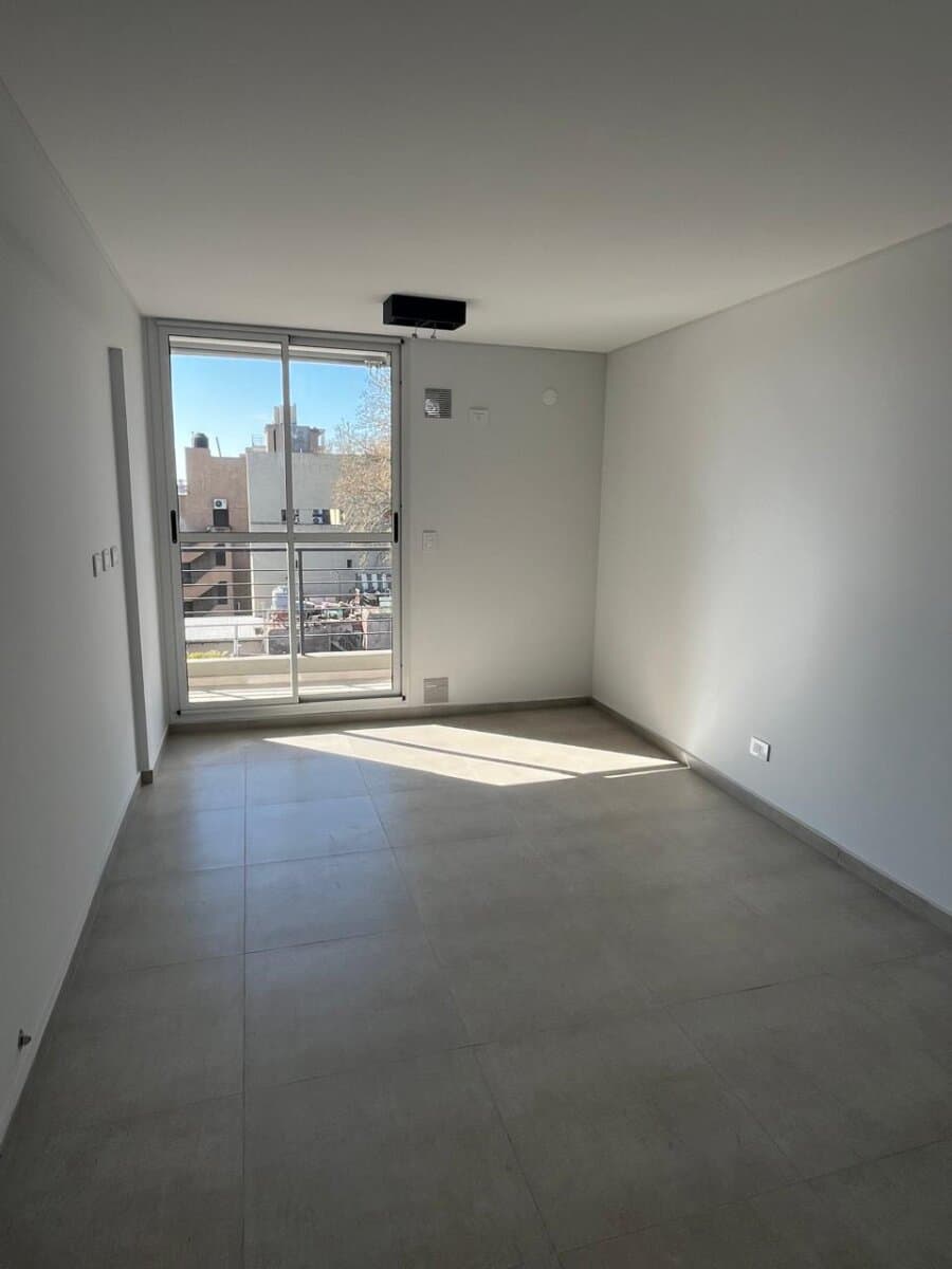 UN DORMITORIO CON BALCON + AMENITIES — foto 10