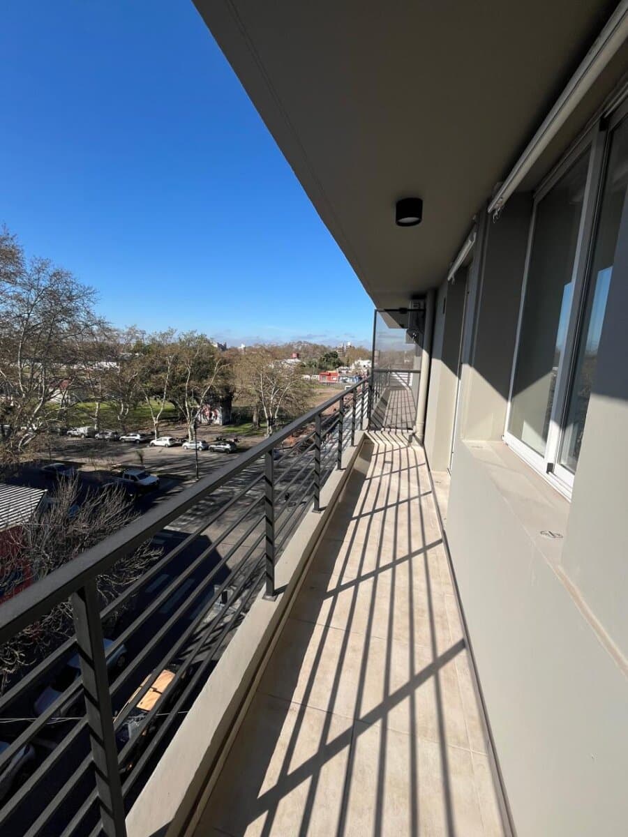 UN DORMITORIO CON BALCON + AMENITIES — foto 13