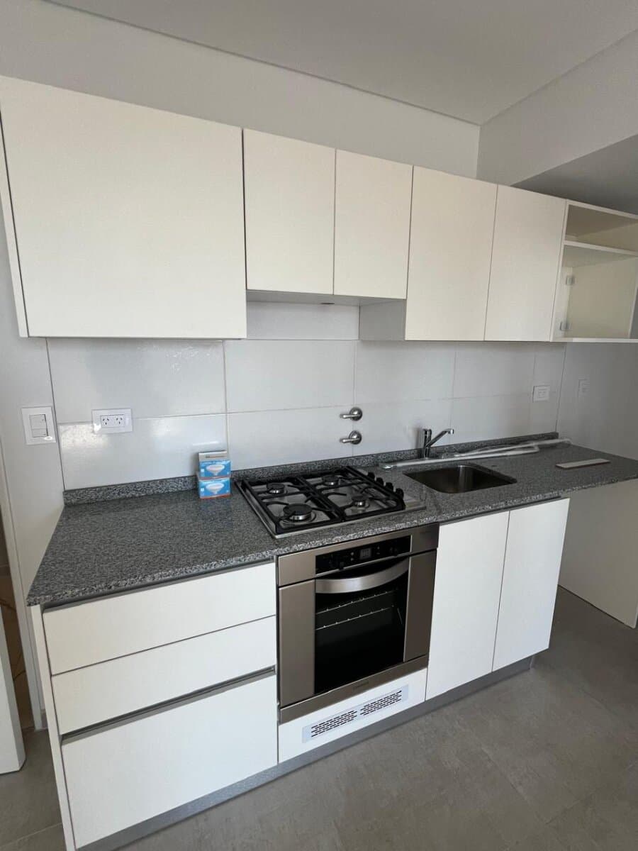 UN DORMITORIO CON BALCON + AMENITIES — foto 8
