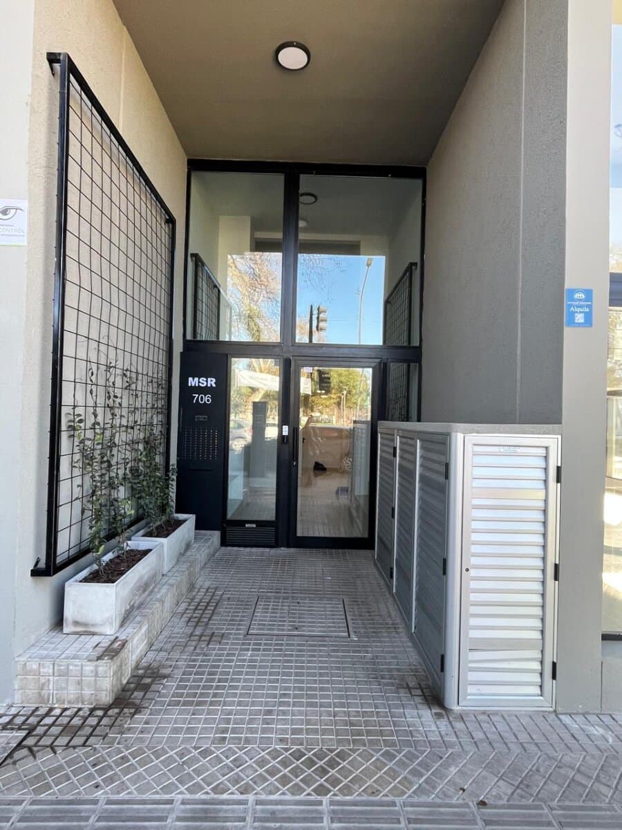 UN DORMITORIO CON BALCON + AMENITIES — foto 2