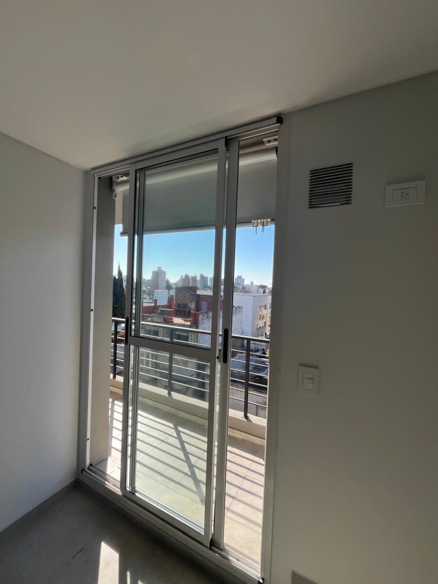 UN DORMITORIO CON BALCON + AMENITIES — foto 12
