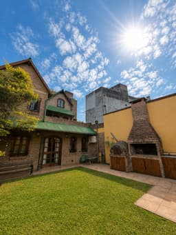 MUNIAGURRIA Y EVA PERON - CASA CON JARDÍN Y PARRILLERO