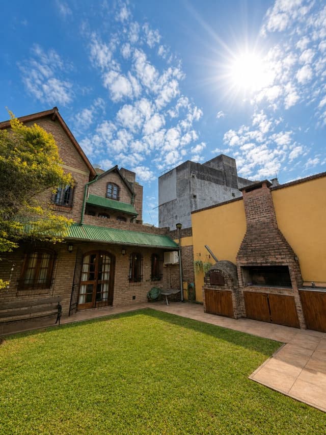 MUNIAGURRIA Y EVA PERON - CASA CON JARDÍN Y PARRILLERO