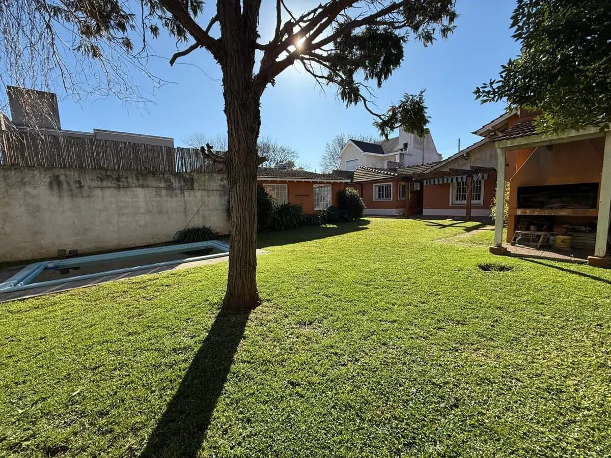 Venta Casa Tipo Chalet 4 Ambientes Parque Pileta Banfield — foto 1