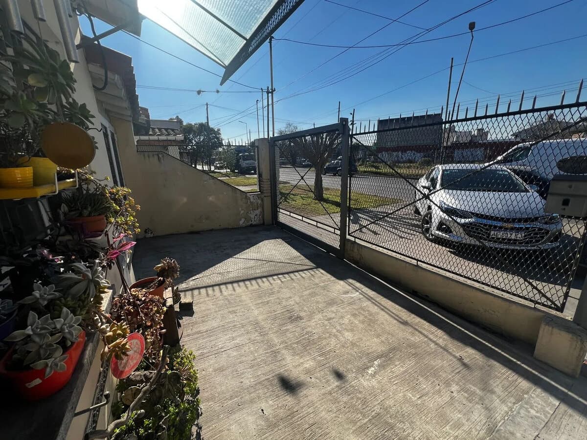 Venta Casa Jardín Parque Parrilla Banfield Permuta — foto 3