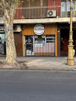 Alquiler. Local Comercial sobre Av Montes de Oca. Con Sotano. Barracas.
