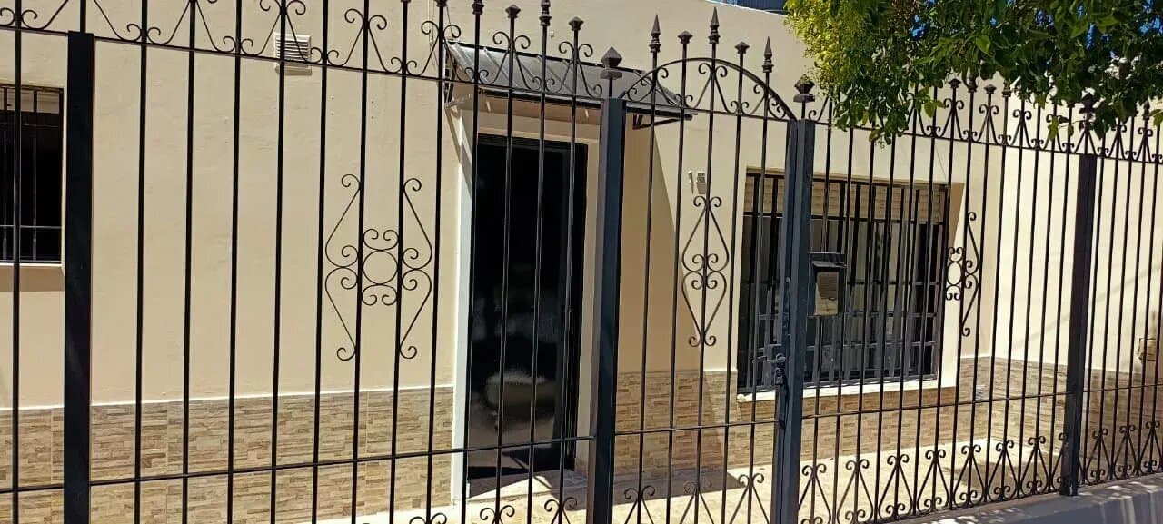 CASA 2 DORMITORIOS AMOBLADA CON JARDÍN Y COCHERA — foto 1