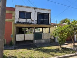 Casa 3 ambientes en planta alta con lote - Florencio Varela