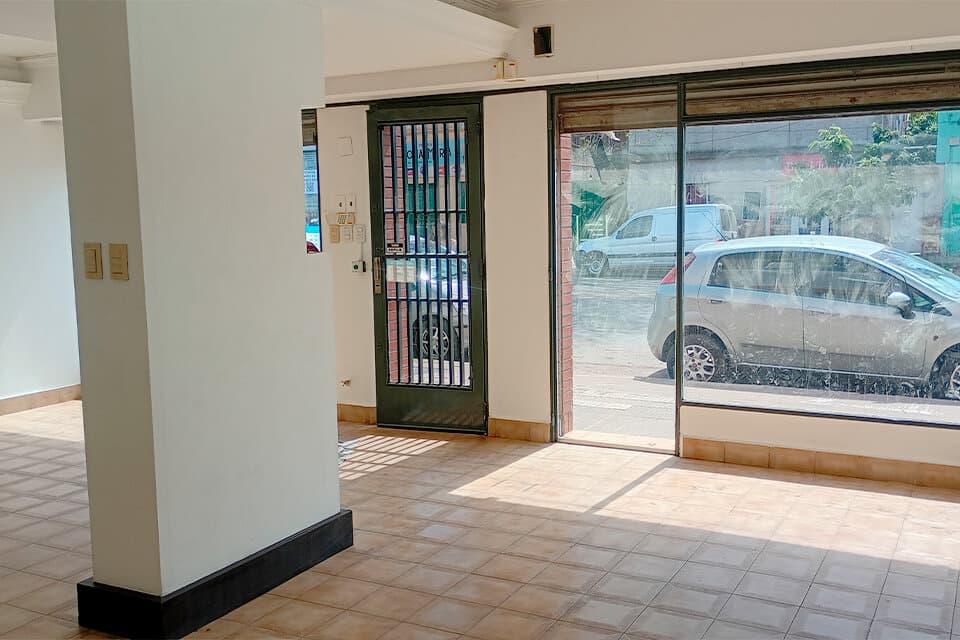 AMPLIO LOCAL COMERCIAL DOBLE VIDRIERA SOBRE AV. ARIJÓN — foto 7