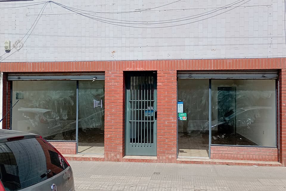 AMPLIO LOCAL COMERCIAL DOBLE VIDRIERA SOBRE AV. ARIJÓN — foto 1