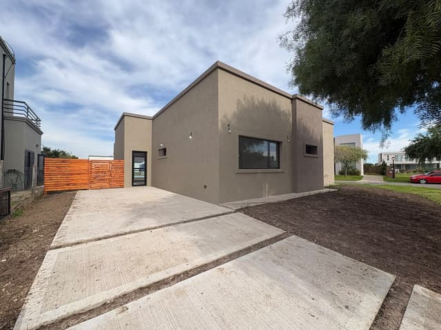 VTA CASA 4 AMB CON PILETA Bº SAN RAMON PILAR DEL ESTE