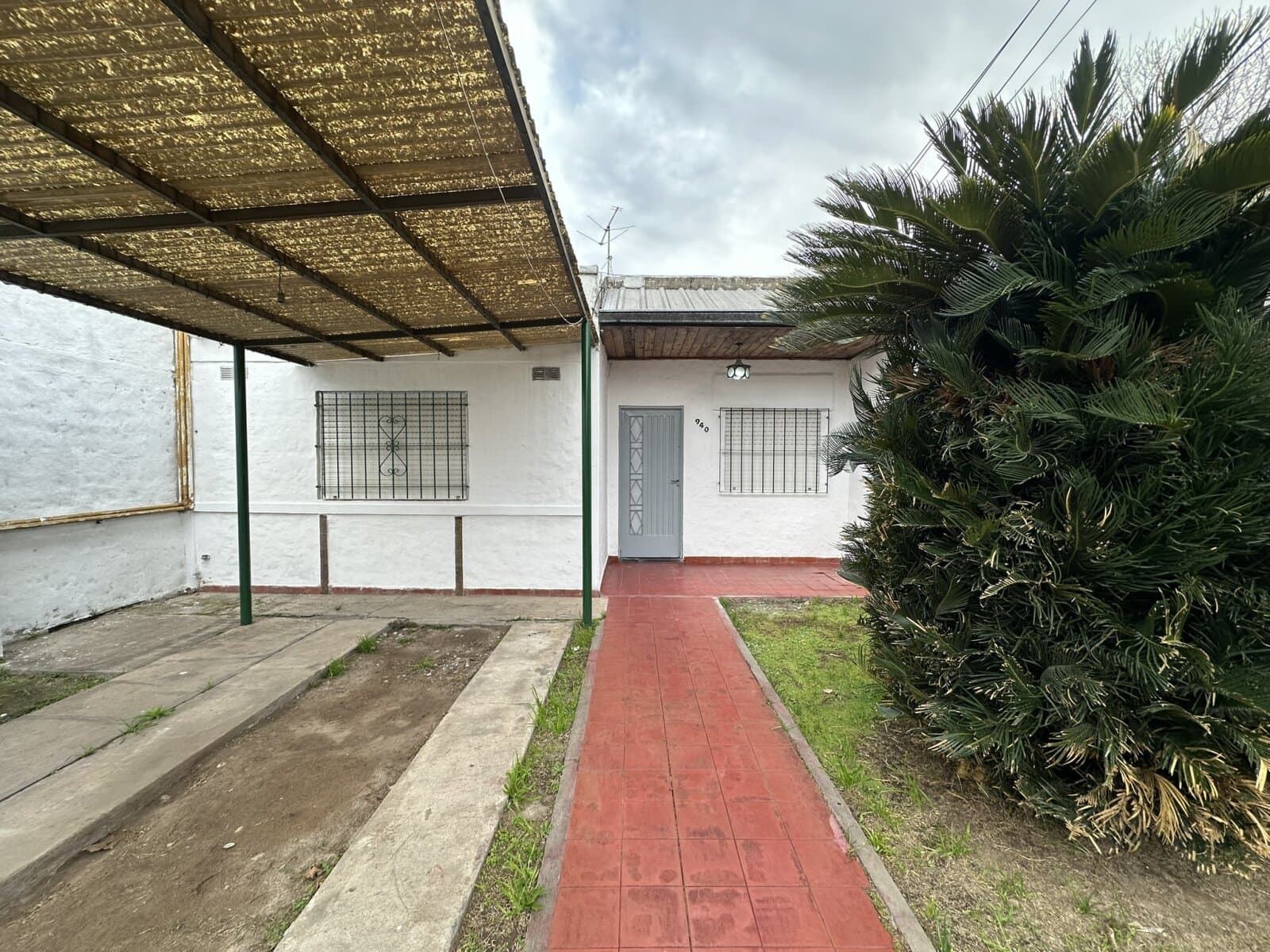 CASA AL FRENTE CON COCHERA Y JARDÍN — foto 1
