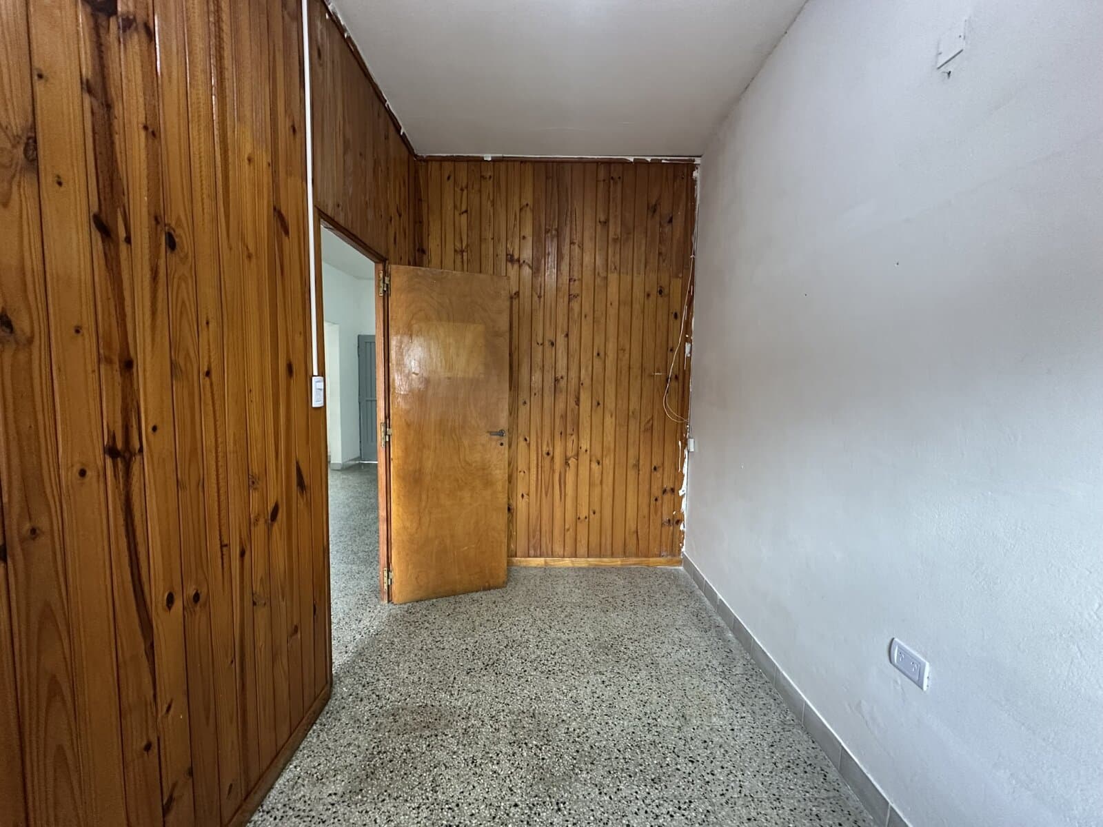 CASA AL FRENTE CON COCHERA Y JARDÍN — foto 4