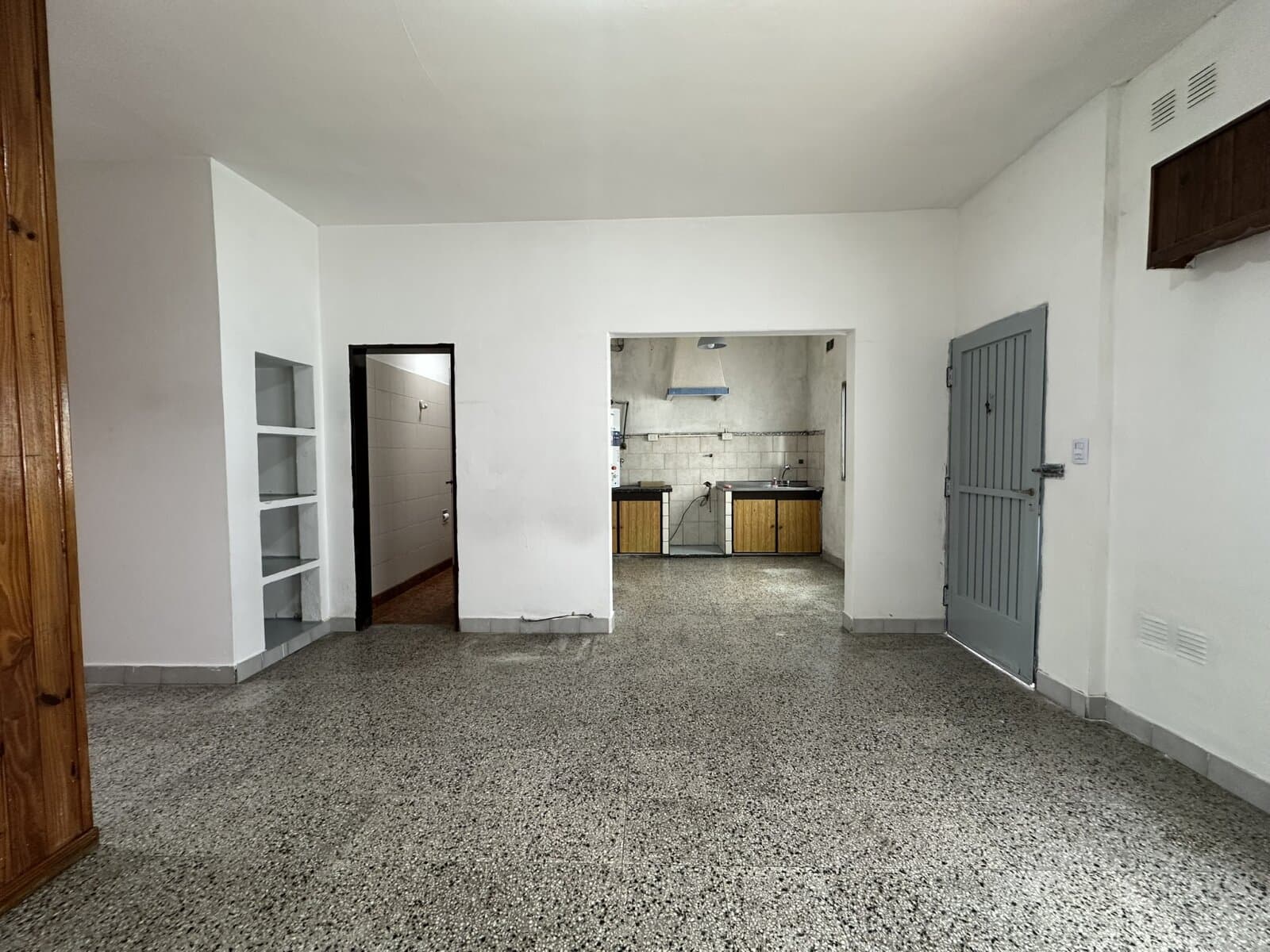 CASA AL FRENTE CON COCHERA Y JARDÍN — foto 9