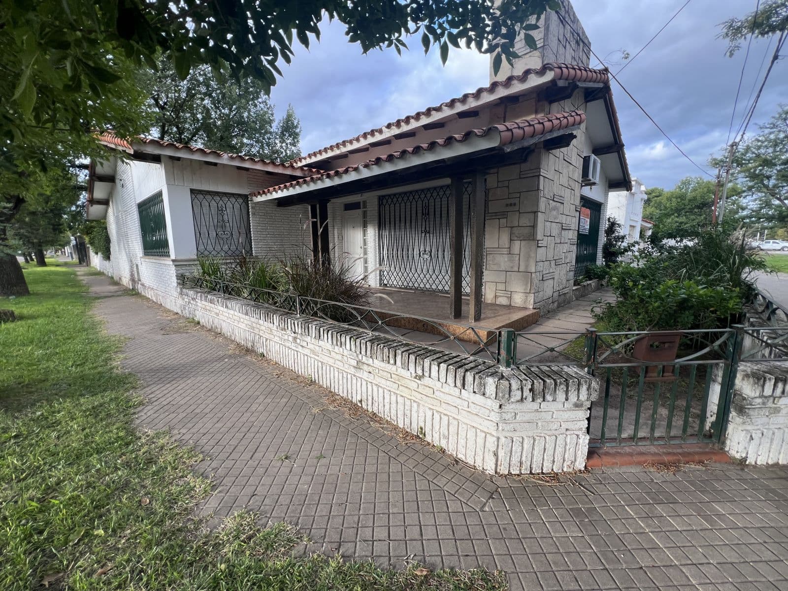 ROLDAN - HERMOSO CHALET - ESQUINA -ZONA CENTRO — foto 2