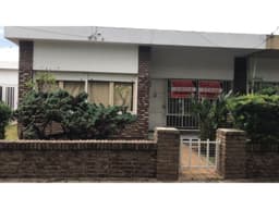 ROLDAN - PLENO CENTRO-AMPLIO LOTE - PISCINA- SALIDA A 2 CALLES