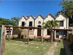 Hermosa casa interna de dos dormitorios, 2 patios, 2 baños, cochera y parrillero, Destino familiar Maza 3729
