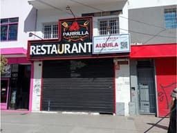 Local en dos plantas de 359m2 + - Av. P. Luro y España