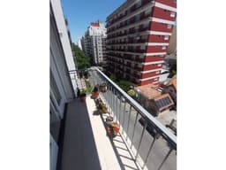 DEPTO 3 AMB con dependencia todo el frente con balcon
