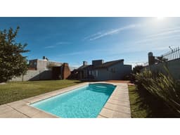 VENTA IMPRESIONANTE CASA CON AMPLIO PARQUE Y PILETA APTA CRÉDITO