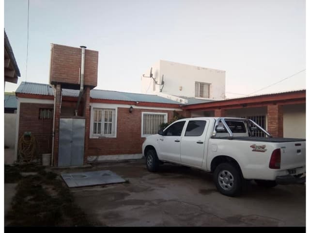 CASA 5 AMBIENTES - 3DOR-QUINCHO-GARAGE- PICO TRUNCADO-STA CRUZ