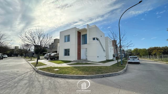 Casa en Venta Altos de Manantiales -- 4 Dormitorios 4 Baños