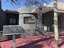 Casa 2 dorm, patio con asador en B° San Martín- escritura apta crédito