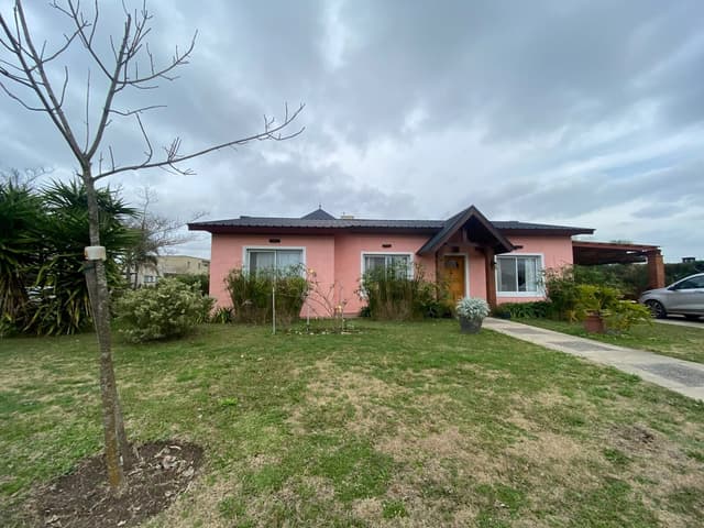 VENTA CASA 4AMB EN SAN ALFONSO ESTILO CABAÑA PILAR DEL ESTE
