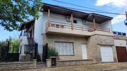 Casa en dos plantas con garaje y patio en Venta- Morón