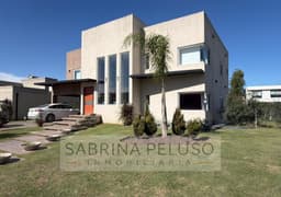 Casa en Venta Prados del Oeste 6 Ambientes Pileta Doble Altura Financiación